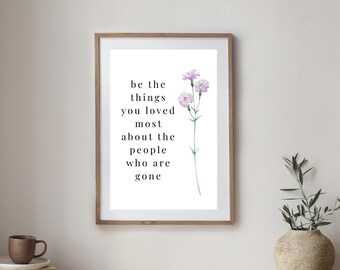 Be the Things You Loved Most - Erinnerungszitat zum Ausdrucken | Helllila Blumenwandkunst | Beileid Geschenk | Durchdacht | Lebensfreude