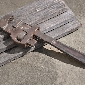 GUARANTEED Pipe Wrench Antique Wrench Tool