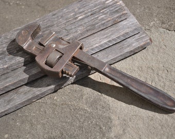 GUARANTEED Pipe Wrench Antique Wrench Tool