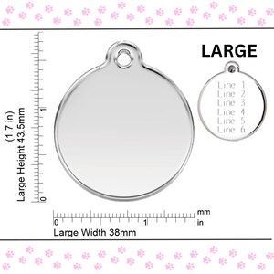 Op de afbeelding: Een groot, rond, zilveren huisdier-ID-label met een diameter van 1,7 inch (43,5 mm). Het label is leeg en heeft een gat aan de bovenkant om aan een halsband te bevestigen. Het label wordt naast een liniaal getoond ter referentie van de grootte.
