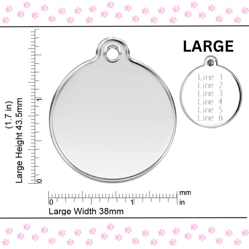 Op de afbeelding: Een groot, rond, zilveren huisdier-ID-label met een diameter van 1,7 inch (43,5 mm). Het label is leeg en heeft een gat aan de bovenkant om aan een halsband te bevestigen. Het label wordt naast een liniaal getoond ter referentie van de grootte.
