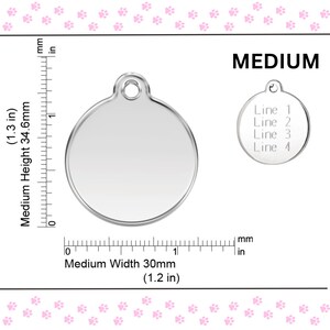 Op de afbeelding: Een rond zilveren huisdier-ID-label met een diameter van 30 mm en een hoogte van 34,6 mm. Het label is leeg, maar de afbeelding toont een voorbeeld van hoe het kan worden gegraveerd met vier regels tekst. De tekst op het voorbeeldlabel luidt "Regel 1", "Regel 2", "Regel 3" en "Regel 4".