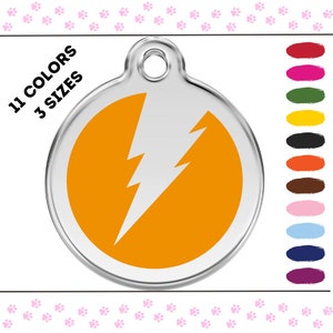 Op de afbeelding: Een zilveren hondenpenning met een feloranje cirkel en een wit bliksemontwerp. De penning heeft een ring om aan een halsband te bevestigen. 11 Kleuren, 3 Maten.