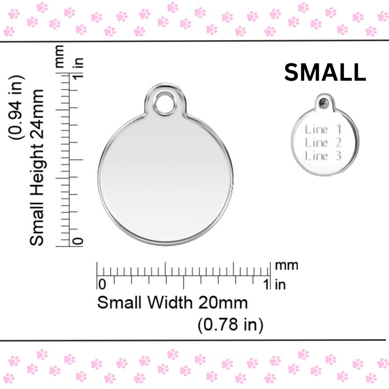 Op de afbeelding: Een rond zilveren huisdier-ID-label met een gat aan de bovenkant. Het label is 24 mm hoog en 20 mm breed. Het label is gemarkeerd met "SMALL" en heeft een voorbeeld van tekst die op het label kan worden gegraveerd: "Line 1", "Line 2", "Line 3".