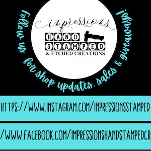 Puede incluir: Un c&iacute;rculo blanco con texto negro que dice "impressions HAND STAMPED & ETCHED CREATIONS" con una silueta de una persona haciendo una flexi&oacute;n. El texto alrededor del c&iacute;rculo dice "Follow us for shop updates, sales & giveaways!" con dos enlaces debajo: HTTPS://WWW.INSTAGRAM.COM/IMPRESSIONSSTAMPED y HTTPS://WWW.FACEBOOK.COM/IMPRESSIONSHANDSTAMPEDCREATIONS.