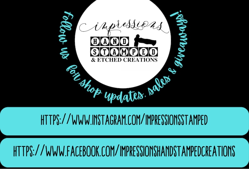 Puede incluir: Un c&iacute;rculo blanco con texto negro que dice "impressions HAND STAMPED & ETCHED CREATIONS" con una silueta de una persona haciendo una flexi&oacute;n. El texto alrededor del c&iacute;rculo dice "Follow us for shop updates, sales & giveaways!" con dos enlaces debajo: HTTPS://WWW.INSTAGRAM.COM/IMPRESSIONSSTAMPED y HTTPS://WWW.FACEBOOK.COM/IMPRESSIONSHANDSTAMPEDCREATIONS.