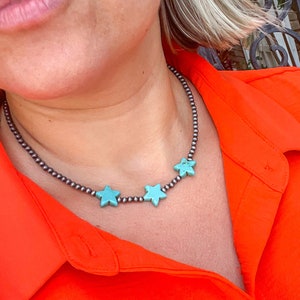 The {Star Dust} silver faux navajo pearl with three turquoise stars short necklace.