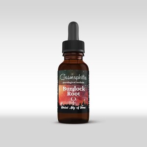 Op de afbeelding: Een bruine glazen fles met een zwarte druppelaar en dop. Het etiket luidt "Cosmophilia astrological herbals" en "Burdock Root". Het etiket bevat ook het Venus-symbool en de tekst "Herbal Ally of Venus".