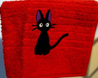 Uroczy czerwony ręcznik z haftem w kształcie kota Jiji