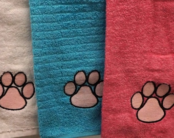 Różowe ręczniki z haftowanym motywem łapek – dostępne w wielu kolorach