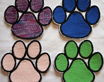 Naszywka do prasowania z haftowanym nadrukiem łapy w różnych kolorach. Możliwość zamówienia innego koloru!