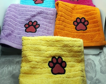 Chusteczki do twarzy z haftowanym nadrukiem łapy – dostępne w wielu kolorach!