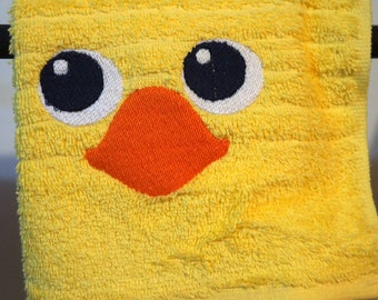 Uroczy, żółty, haftowany ręcznik do rąk z motywem Chocobo Tales