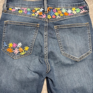 Geüpcyclede handgeborduurde skinny jeans met bloemen, junior maat 1 26 x 26 stretch Celebrity