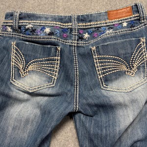 Upcycled handgeborduurde bloemenjeans junior maat 7 Almost Famous