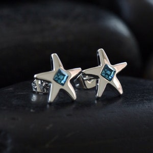 Star stud earrings with blue coloured Swarovski crystals imagem 1