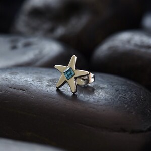 Star stud earrings with blue coloured Swarovski crystals imagem 4