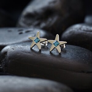 Star stud earrings with blue coloured Swarovski crystals imagem 3