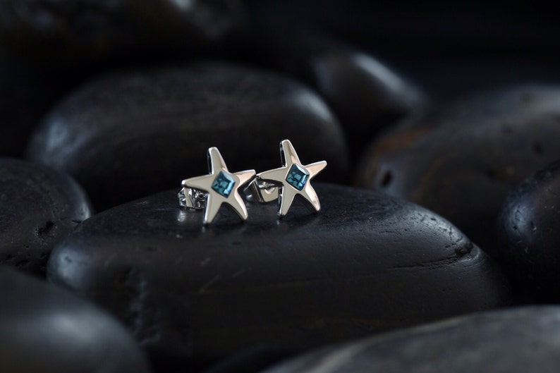 Star stud earrings with blue coloured Swarovski crystals imagem 1