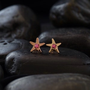 Star stud earrings with rose coloured Swarovski crystals in gold plating image 4