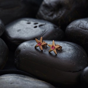 Star stud earrings with rose coloured Swarovski crystals in gold plating image 2