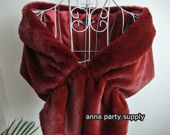 Könnte beinhalten: Ein burgunderfarbener Kunstfellschal mit V-Ausschnitt. Der Schal ist über eine weiße Schaufensterpuppe gelegt. Der Text "anna party supply" ist am unteren Rand des Bildes sichtbar.