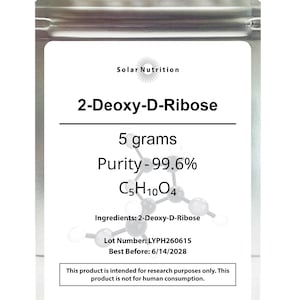 Puede incluir: Una bolsa de aluminio plateada con una etiqueta blanca que muestra el texto Solar Nutrition, 2-Deoxy-D-Ribose, 5 gramos, Pureza 99.6%, C5H10O4, Ingredientes: 2-Deoxy-D-Ribose, Lote: LYPH260615, Consumo preferente: 14/06/2028 y uso de investigación.