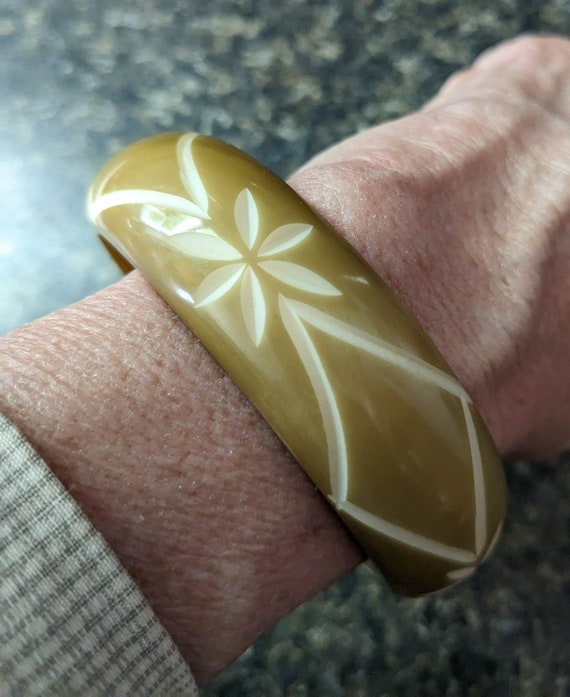 Bakelite Carved Olive Green and Cream Bangle