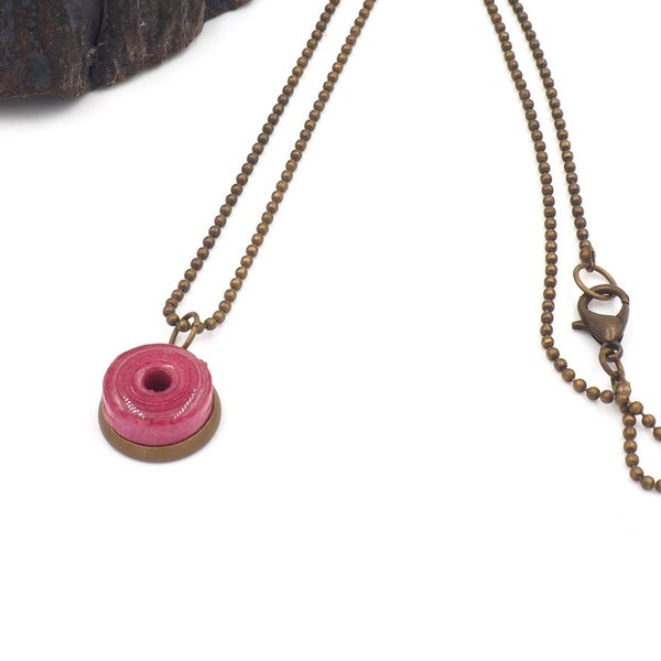 Collier court "mini" en perles de papier artisanal rose et laiton