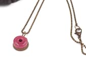 Collier court "mini" en perles de papier artisanal rose et laiton