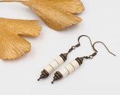 Boucles d'oreilles "mini" en perles de papier roulé artisanal blanc et laiton