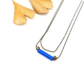 Collier court  en perle de papier artisanal bleu et laiton, bijoux femme, collier discret, idée cadeau, collier rond, collier original