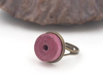 Bague en perle de papier artisanal rose et laiton, bijoux femme, petite bague, idée cadeau, bague réglable, bague originale