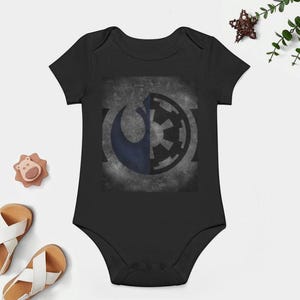 Cache-couche bébé dualité galactique en noir - inspiré de Star Wars - vêtements pour bébés et tout-petits - idée cadeau baby shower - symboles impériaux rebelles