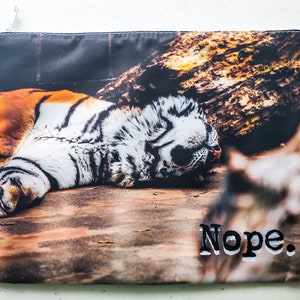 AUF DER HAND - Nope Tiger XL Reißverschluss Kosmetiktasche / Aufbewahrungstasche - Tierfotografie - Weißer Reißverschluss - Makeup - Kunst & Schulbedarf - Organizer