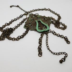 Collar Knocker - Joyería de estilo antiguo ornamentado - Verde y latón - Vintage-Look - Hecho a mano - Estilo victoriano - Único - Multi-Strand