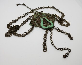 Colar com pingente de alfinete - Joia ornamentada em estilo antigo - Verde e latão - Aparência vintage - Feito à mão - Estilo vitoriano - Peça única - Multifios