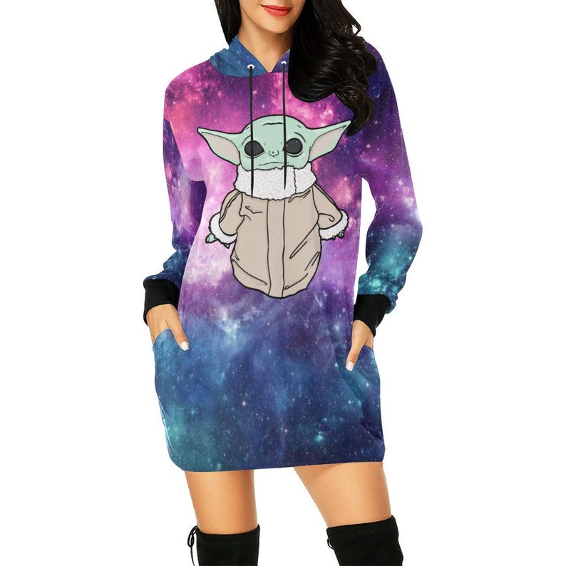 Puede incluir: Vestido con capucha con un dise&ntilde;o de galaxia en morado, azul y turquesa. El vestido presenta un gr&aacute;fico de un personaje de dibujos animados. Tiene mangas largas con pu&ntilde;os negros y dos bolsillos delanteros.