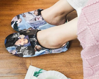 BTS Graue Collage rutschfeste Baumwoll-Hausschuhe für Damen - K-Pop inspirierte Mode - Haus-Hausschuhe - Slip-On - Jin Jimin J-Hope JungKook Suga V RM