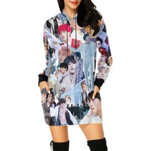 Könnte beinhalten: Ein langärmliges Kapuzenkleid mit einer Collage von Bildern. Das Kleid hat einen hellblauen Hintergrund mit einer Vielzahl von Gesichtern und Figuren, die darauf gedruckt sind. Das Kleid hat schwarze Manschetten und Taschen.