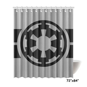 Kan anpassas - 9 storlekar - Imperial Cog på platt grått tyg duschdraperi - Star Wars Empire-inspirerad badrumsdekor familj barn badrum