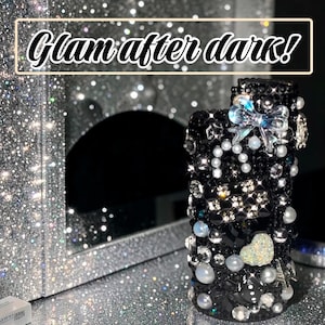 Peut inclure: Un objet d&eacute;coratif noir incrust&eacute; de strass, de perles et d'autres ornements. Un n&oelig;ud transparent et un bijou en forme de c&oelig;ur sont visibles. Le texte "Glam after dark!" est en haut.