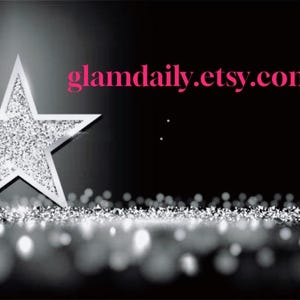 Peut inclure: Une &eacute;toile argent&eacute;e scintillante, remplie de paillettes, se d&eacute;tache sur un fond noir. Le texte "glamdaily.etsy.com" est en rose. L'image pr&eacute;sente un effet bokeh avec des points argent&eacute;s scintillants.
