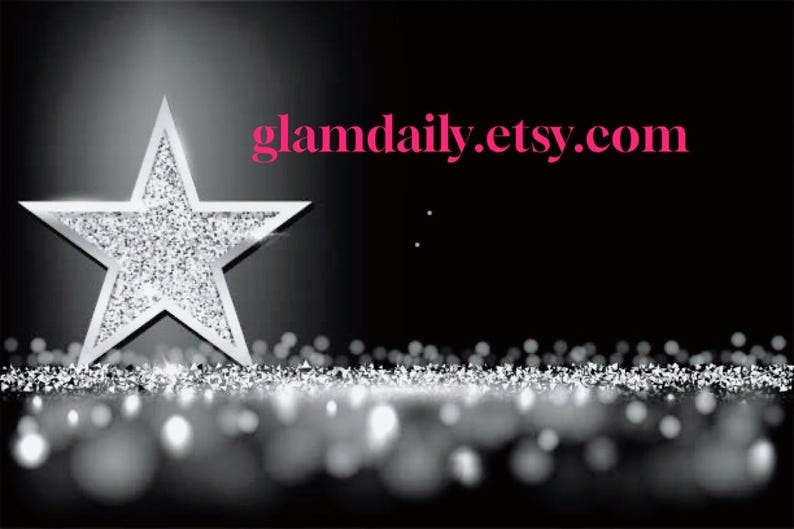 Peut inclure: Une &eacute;toile argent&eacute;e scintillante, remplie de paillettes, se d&eacute;tache sur un fond noir. Le texte "glamdaily.etsy.com" est en rose. L'image pr&eacute;sente un effet bokeh avec des points argent&eacute;s scintillants.