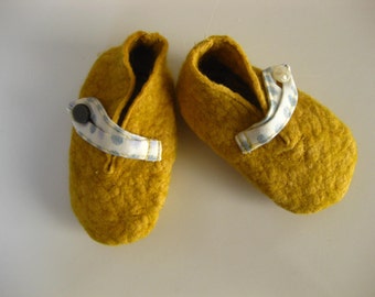 baby booties felted wool in soft mustard yellow, warm baby shoes, soft baby booties,  booties stay on