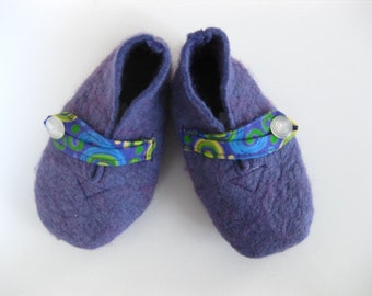 baby booties felted wool in soft purple lavendar, warm baby shoes, soft baby booties,  booties stay on