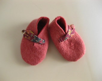 baby booties felted wool in soft pretty pink, warm baby shoes, soft baby booties,  booties stay on