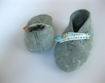 Botines de bebé de lana afieltrada en un suave color verde prado, zapatos cálidos para bebé, botines suaves para bebé, los botines se mantienen puestos
