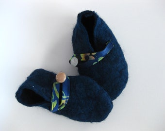 Patucos de bebé de lana afieltrada en azul marino, zapatitos de bebé calentitos, patucos de bebé suaves, patucos que se quedan puestos