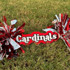 Letrero personalizado con texto &quot;Cheer Spirit&quot; (nombre en acrílico y pompones)
